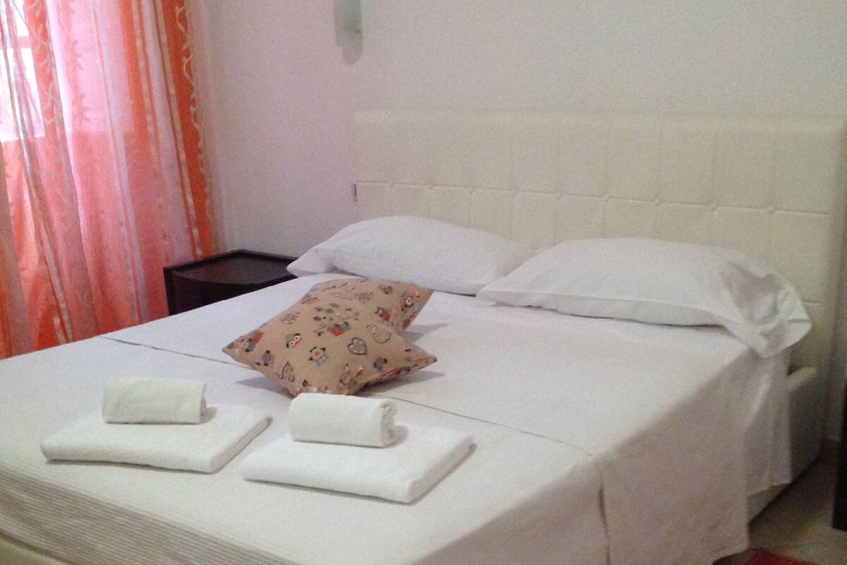 Habitación económica doble, baño compartido | 1 dormitorio, cortinas opacas, camas supletorias y wifi gratis