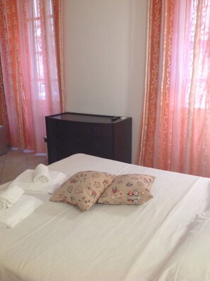 Habitación económica doble, baño compartido | 1 dormitorio, cortinas opacas, camas supletorias y wifi gratis