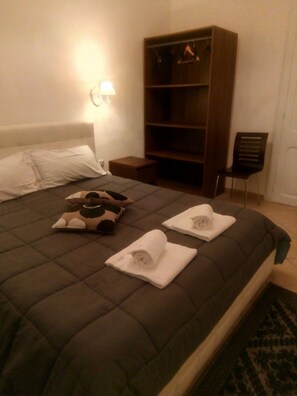 Habitación clásica doble, baño privado | 1 dormitorio, cortinas opacas, camas supletorias y wifi gratis