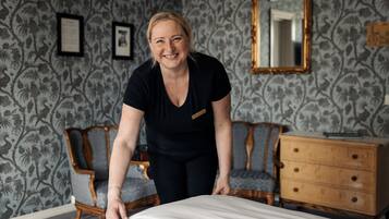 Yksilöllisesti kalustettu, työpöytä, äänieristys, silitysrauta/-lauta