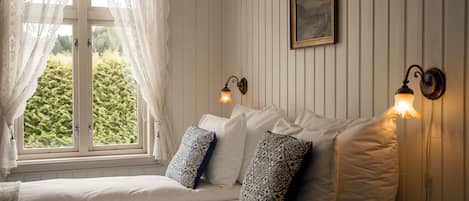 Deluxe Double Room | Individually furnished, desk, soundproofing, iron/ironing board