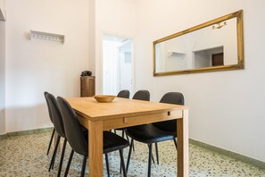 Apartament (Victoria Best Apartments near metro) | Zona de menjador de l'habitació