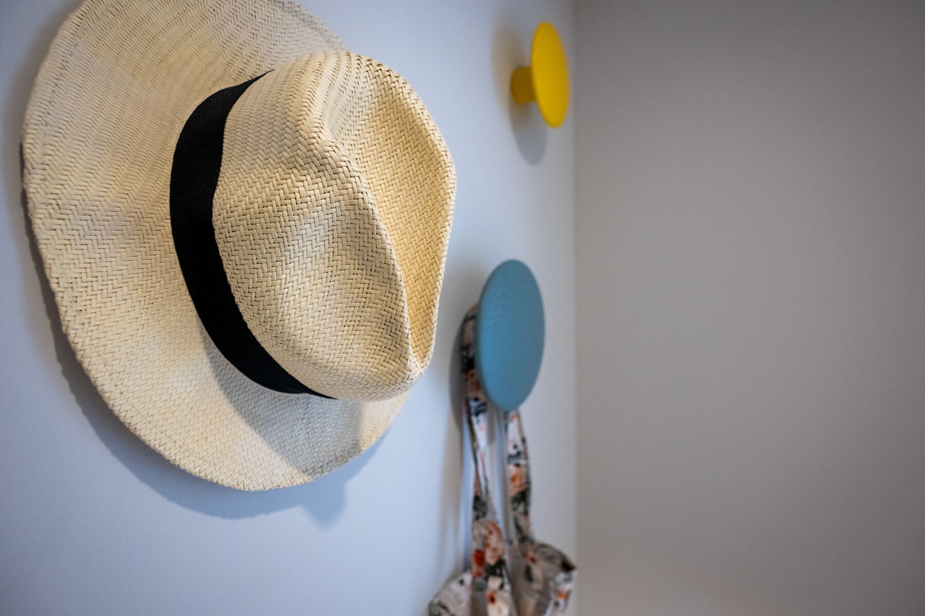 Un sombrero de paja colgado en la pared.