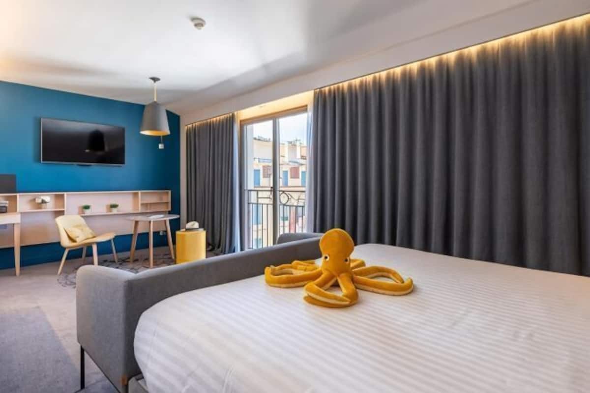 In-room safe, individually decorated, individually furnished, desk