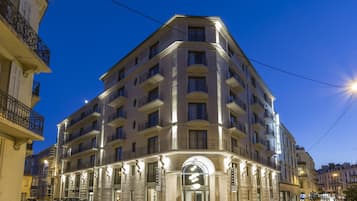 Voorkant accommodatie - avond/nacht