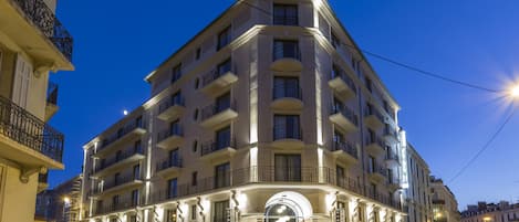 Overnatningsstedets facade – aften/nat