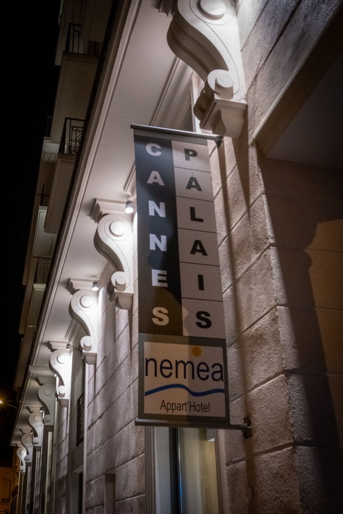 Un letrero de hotel con la inscripción 'CANNES PALAI' y 'nemea', que indica el nombre del hotel.