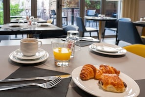 Se ofrece un desayuno bufé todos los días (18 EUR por persona)