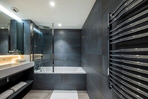 Premium Apartment, 1 Double Bed with Sofa bed | Bathroom | Bathtub, hair dryer, towels, soap