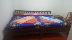 Ropa de cama de alta calidad y caja de seguridad en la habitación