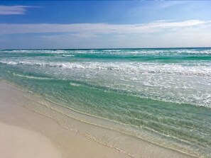 A beach with clear turquoise water and a sandy shore. - Silver Dunes Condominium (Destin)