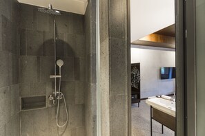 Shower, rainfall showerhead, free toiletries, hair dryer - ARTOTEL Haniman Ubud (Ubud)