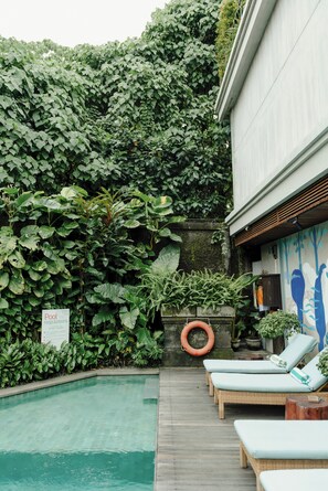 حمّام سباحة خارجي، مفتوح من 7:00 صباحًا إلى 8:00 مساءً، مقاعد للتشمس