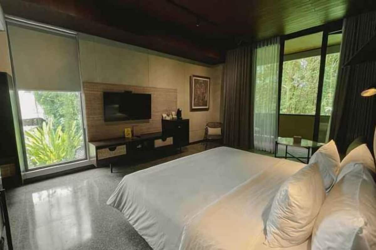 1 slaapkamer, een minibar, een kluis op de kamer, een bureau