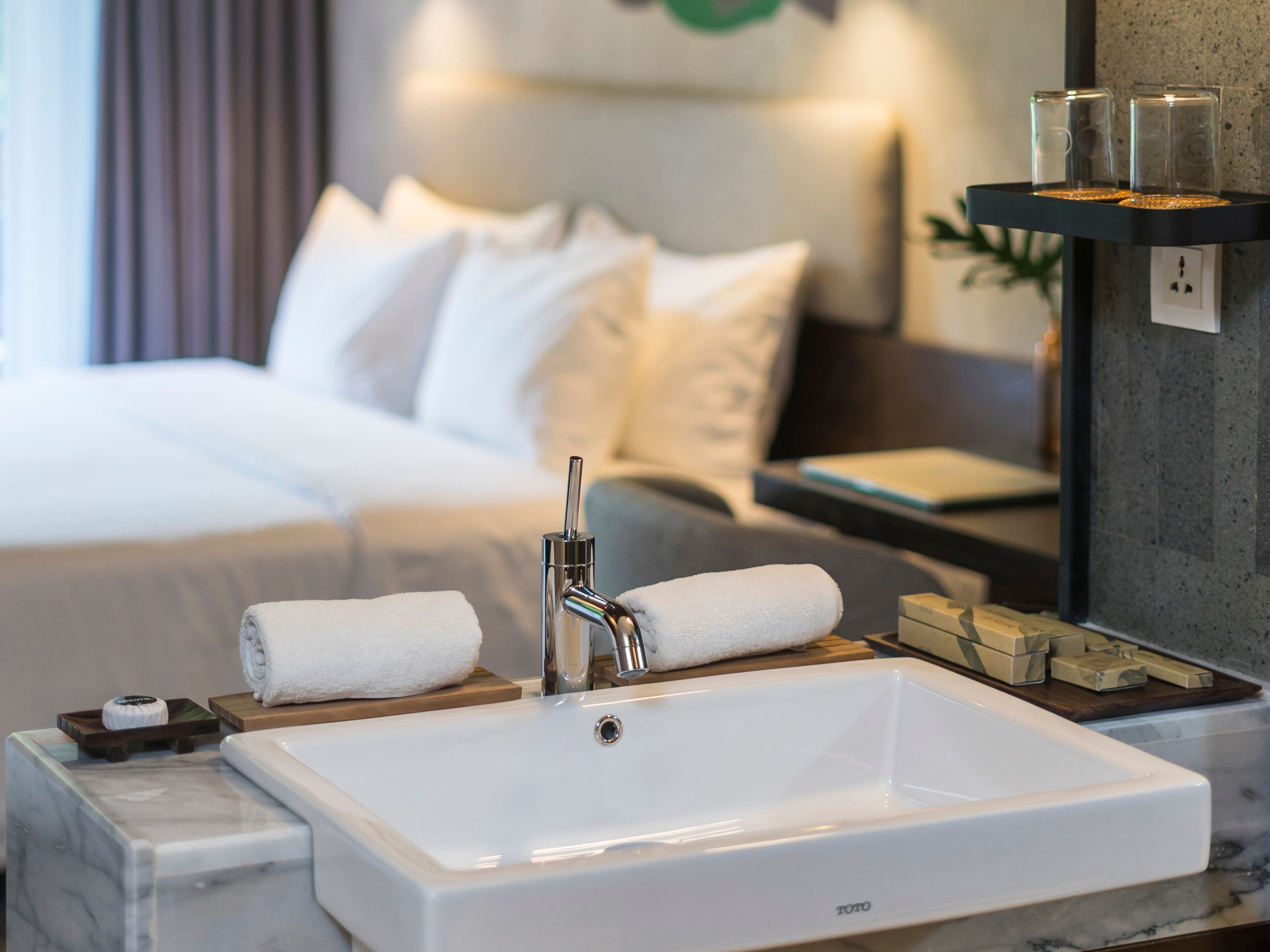 Studio (30) | Minibar, brankas, meja kerja, dan ruang kerja ramah laptop