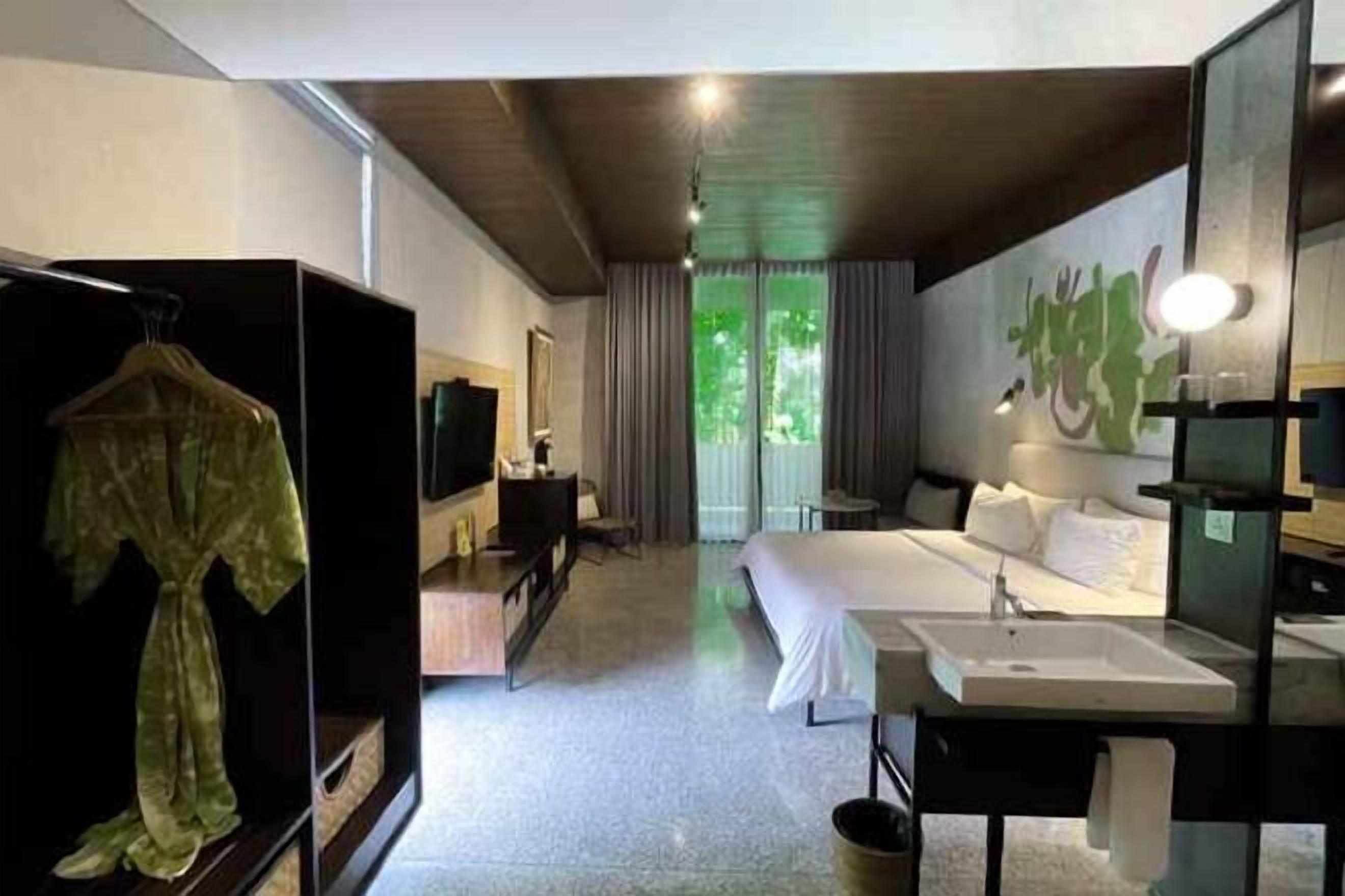 Minibar, in-room safe, desk, laptop workspace