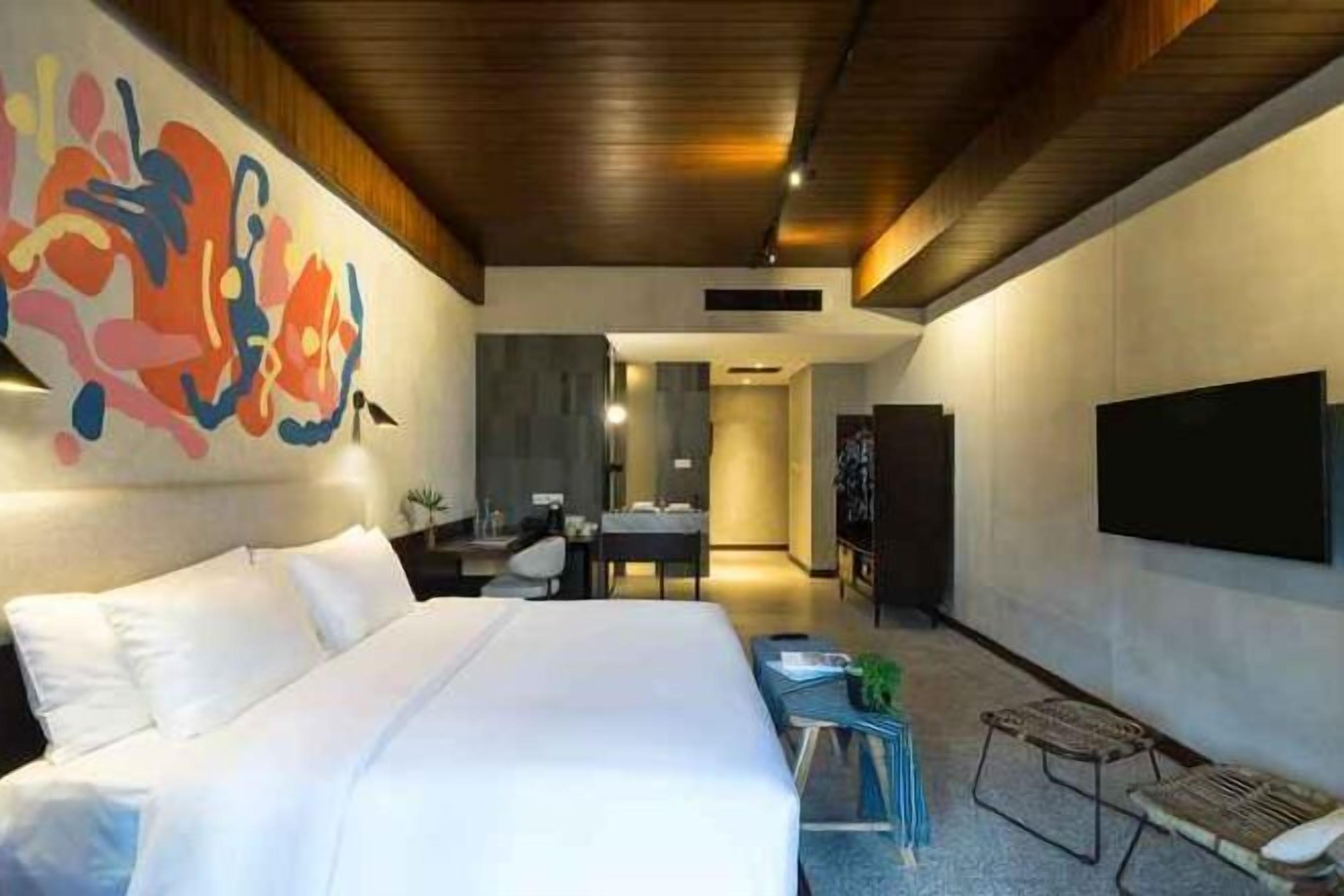 ميني بار وخزنة داخل الغرفة ومكتب ومساحة عمل للكمبيوتر المحمول