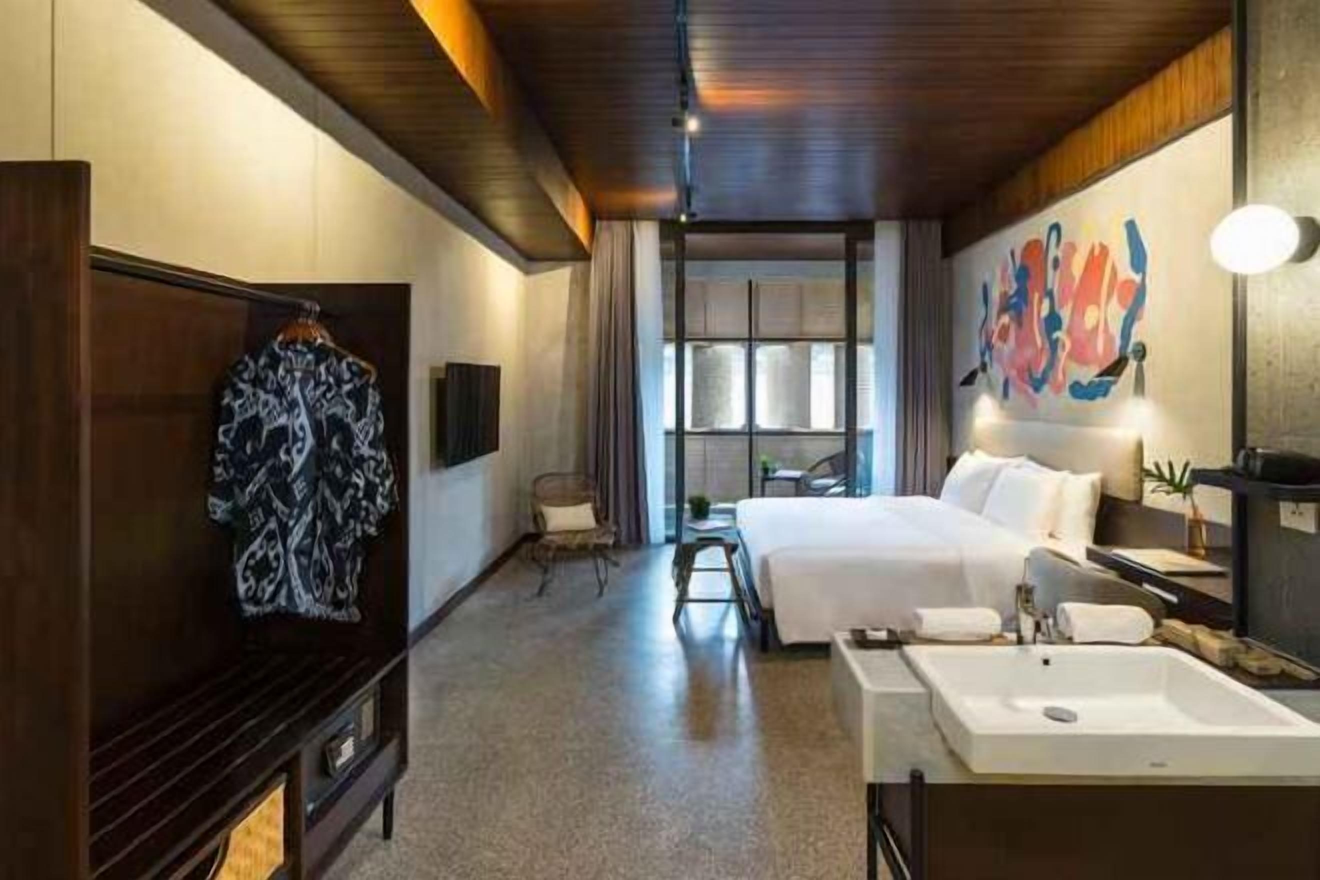 ميني بار وخزنة داخل الغرفة ومكتب ومساحة عمل للكمبيوتر المحمول