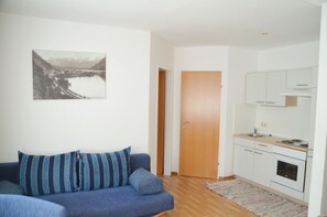 Apartment, 1 Schlafzimmer (exkl. Endreinigung 75€) | Wohnbereich | Flachbildfernseher