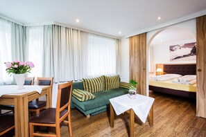 Flat-screen TV - Neue Post Apartments (Zell am See)