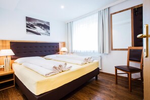 1 camera, cassaforte in camera, con stile personalizzato, una scrivania