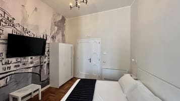 Quarto triplo grand, banheiro privativo | Roupas de cama premium, escrivaninha, Wi-Fi de cortesia