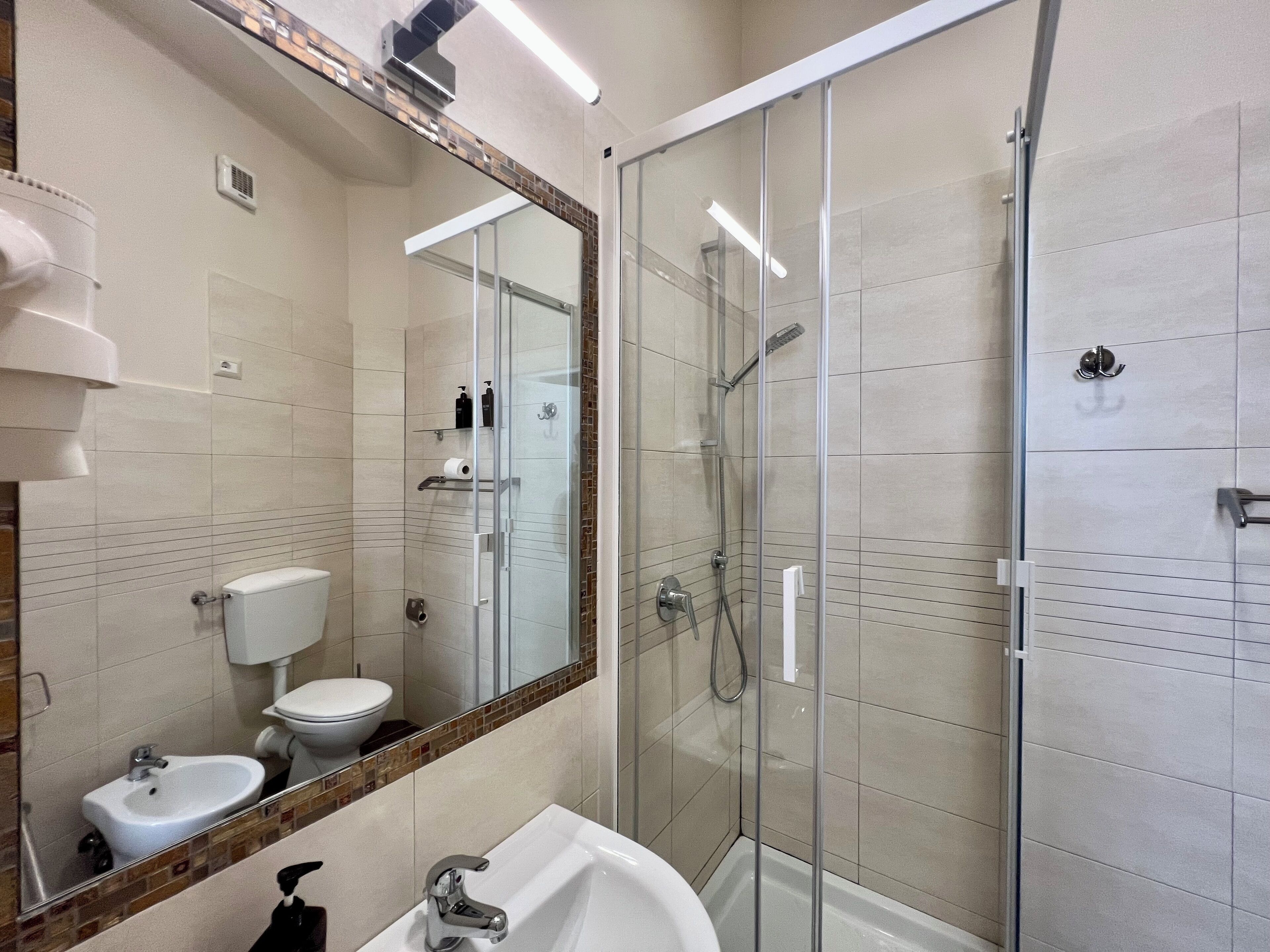 ห้องคอมฟอร์ทสำหรับสี่ท่าน, ห้องน้ำส่วนตัว | ห้องน้ำ | ฝักบัว, ของใช้ในห้องน้ำฟรี, โถสุขภัณฑ์แบบบิเดท์, ผ้าเช็ดตัว