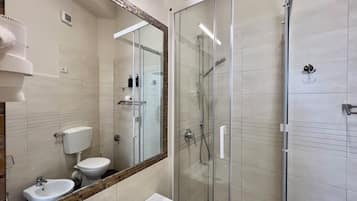 Neljän hengen comfort-huone, oma kylpyhuone | Kylpyhuone | Suihku, ilmaiset hygieniatuotteet, bidee, pyyhkeet