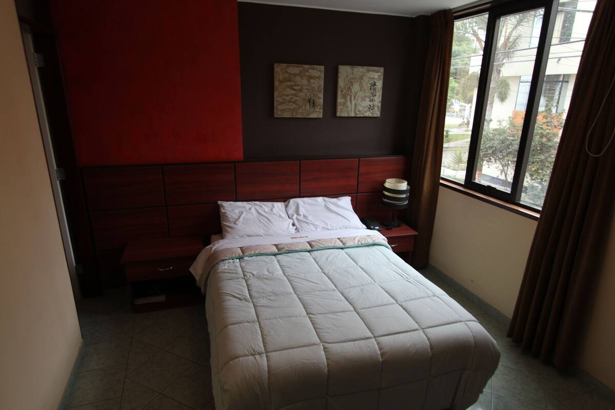 Minibar, escritorio, tabla de planchar con plancha y wifi gratis