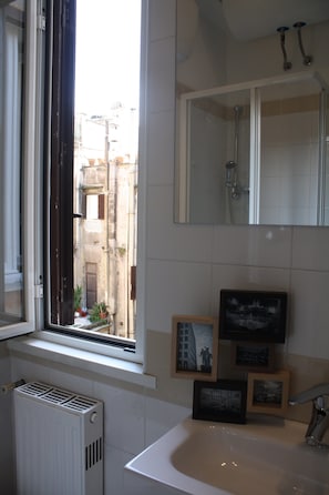 Appartement | Salle de bain | Douche, bidet, serviettes fournies