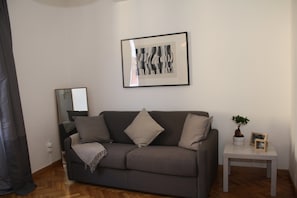 Apartment | Wohnbereich | Fernseher