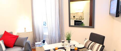 Apartment | Essbereich im Zimmer