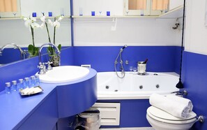 Appartement | Badkamer | Een aparte badkuip en douche, een bidet, handdoeken