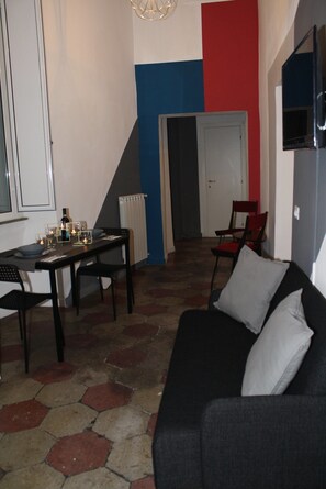 Appartement, 3 slaapkamers | Woonruimte | Een flatscreentelevisie