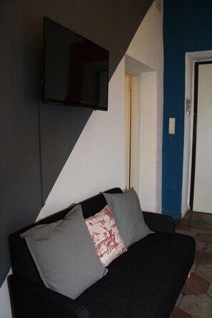 Apartamento, 3 quartos | Área de estar | TV de tela plana