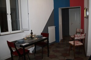 Apartamento, 3 quartos | Opções para refeição no quarto