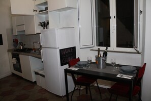 Apartamento, 3 quartos | Opções para refeição no quarto