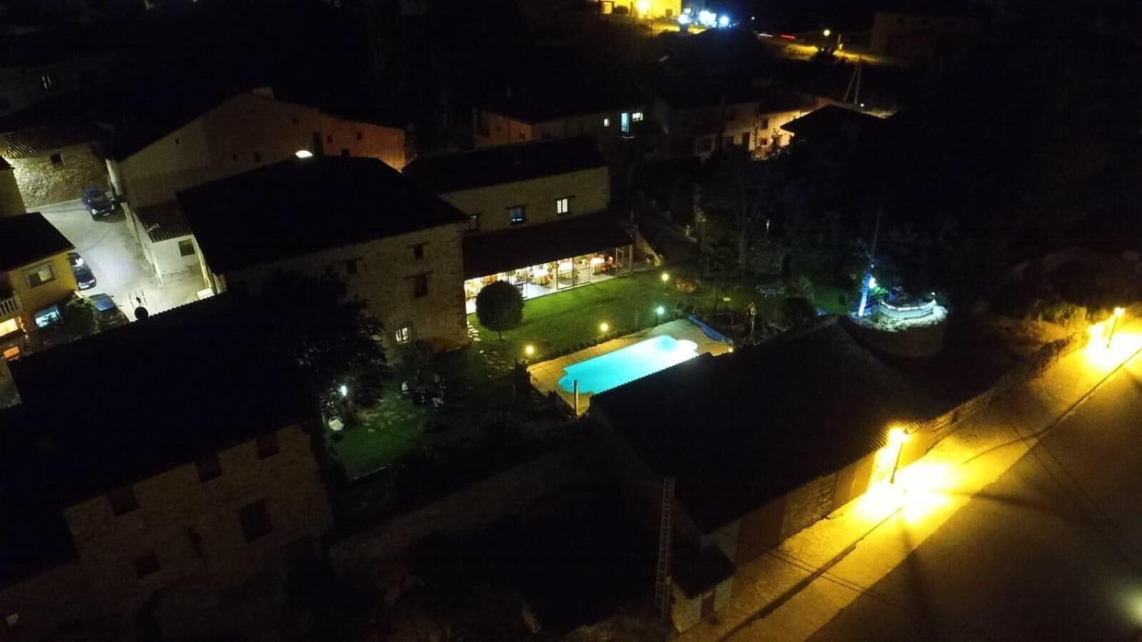 Zona residencial con piscina rodeada de casas.