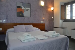 Desk, free WiFi, bed sheets - Antiguo Palacio de Atienza (Atienza)