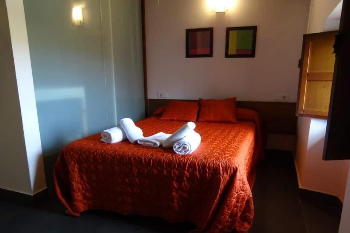 Habitación superior | Escritorio, wifi gratis, ropa de cama