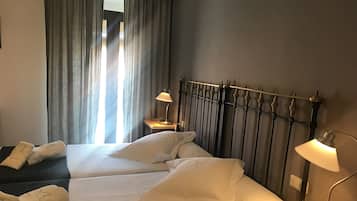Habitació doble estàndard | Roba de llit d'alta qualitat, minibar i llits addicionals