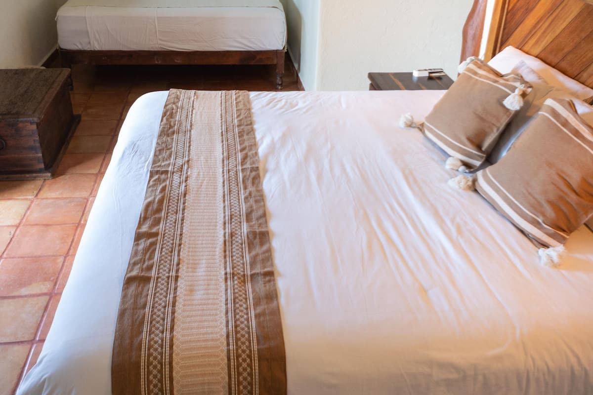 bay room | 1 bedroom, individually decorated, free wifi, bed sheets