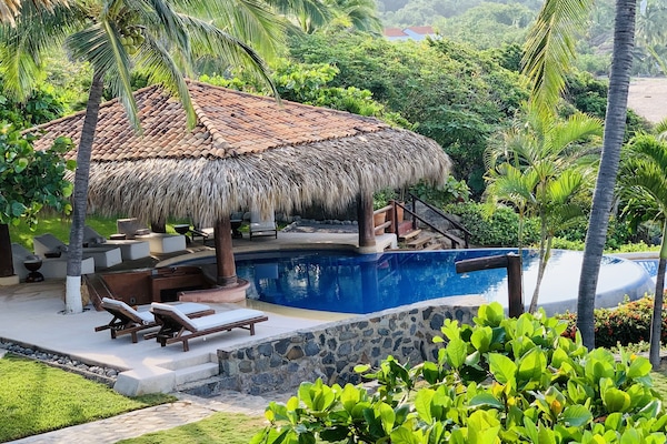 Piscina all'aperto, lettini