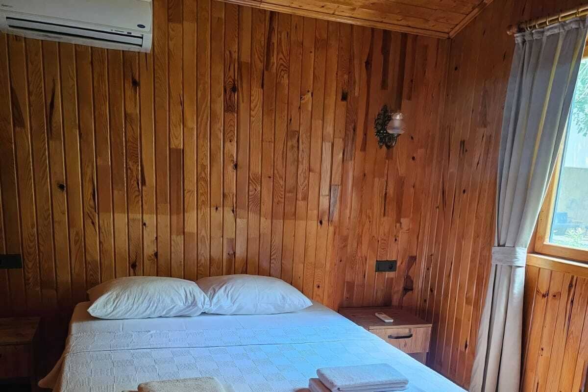 1 habitación, escritorio y espacio para trabajar con laptop