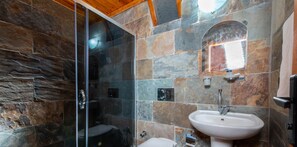 Ducha, artículos de tocador gratuitos, secador de pelo, toallas