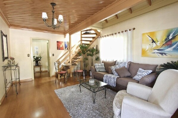 House | Living room | TV, fireplace - My Home - Coração de Mãe (Gramado)