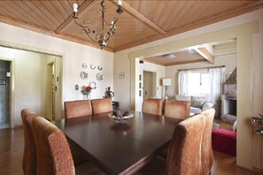 House | Living area | TV, fireplace - My Home - Coração de Mãe (Gramado)