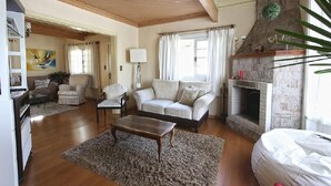 House | Living room | TV, fireplace - My Home - Coração de Mãe (Gramado)