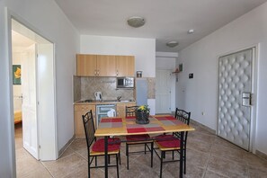 Apartment, 2 Schlafzimmer, Meerblick | Eigene Küche | Kühlschrank, Herdplatte, Wasserkocher mit Kaffee-/Teezubehör