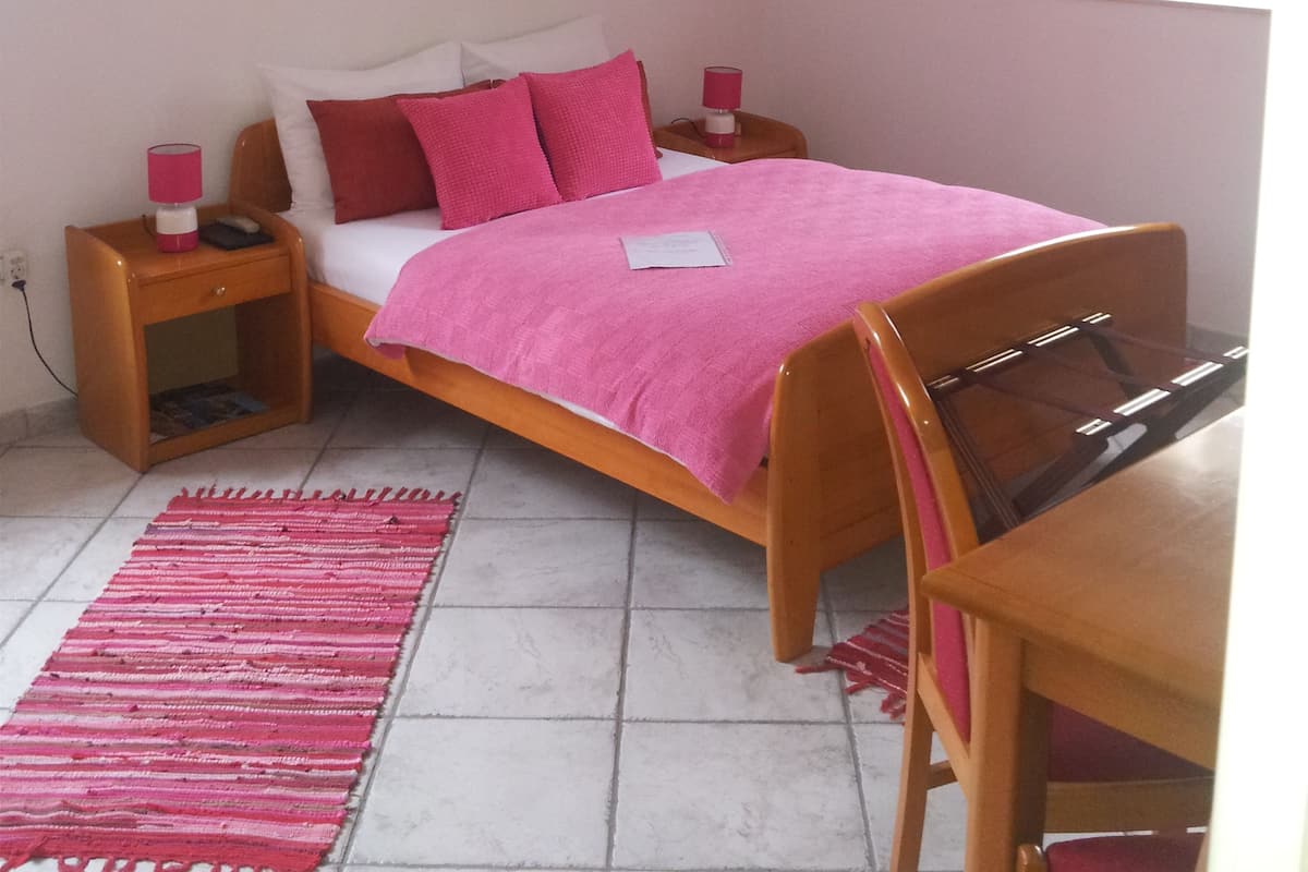 Studio | In-room safe, desk, soundproofing, iron/ironing board